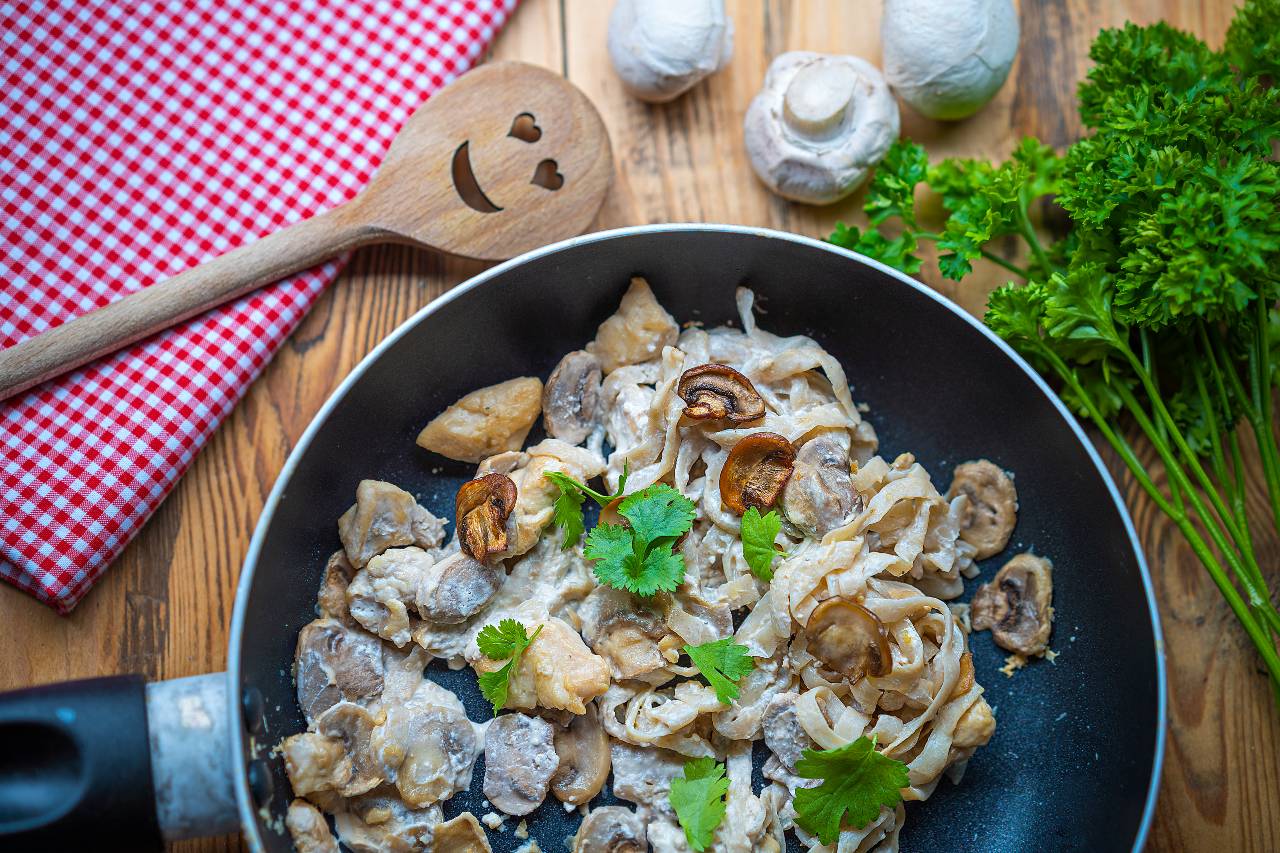 Fettuccine Slim Pasta s krémovým kuřetem a žampióny